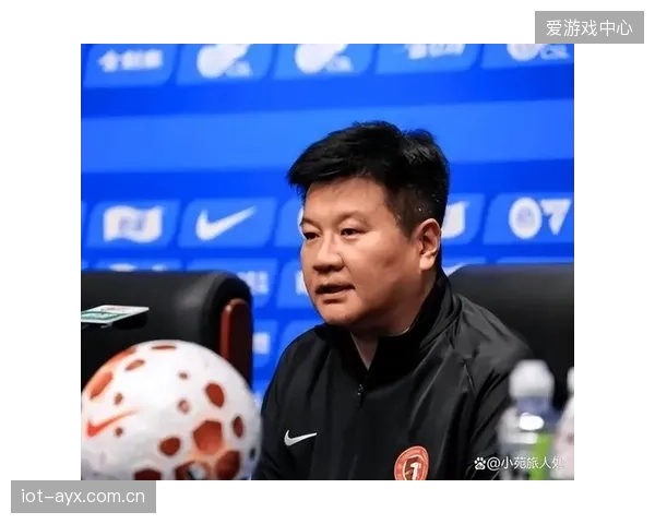 李金羽因球队战绩不佳下课,其坚持的控球打法未能在中超取得成功。 李金羽因球队战绩不佳下课,其坚持的控球打法未能在中超取得成功。